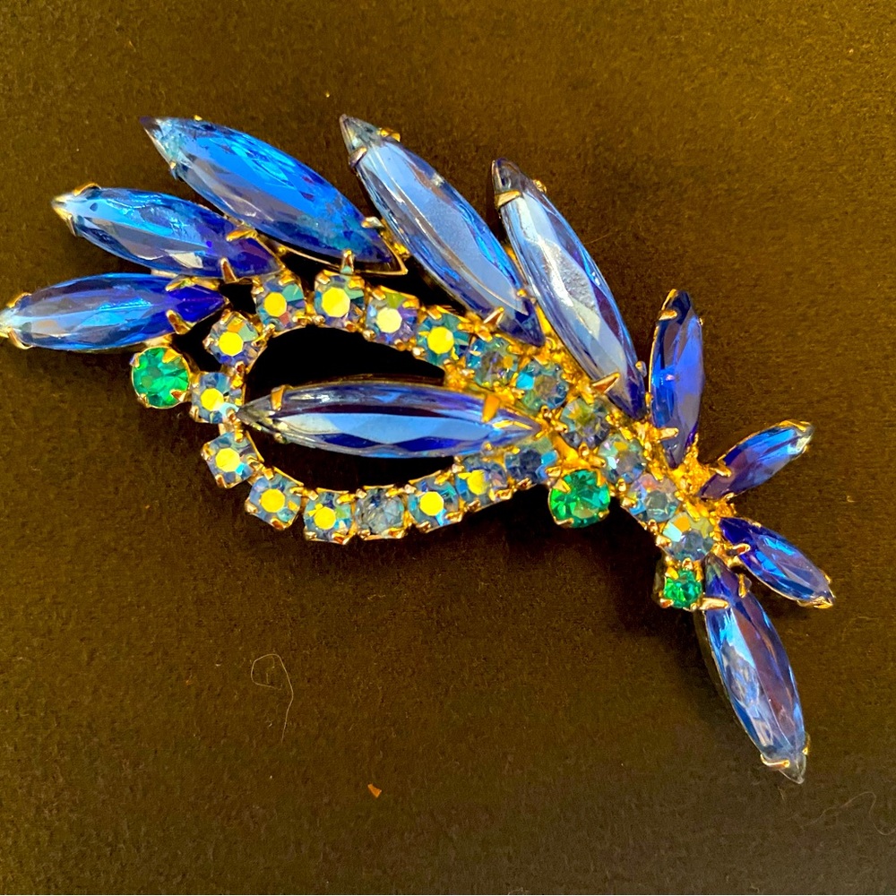 Blue gem brooch